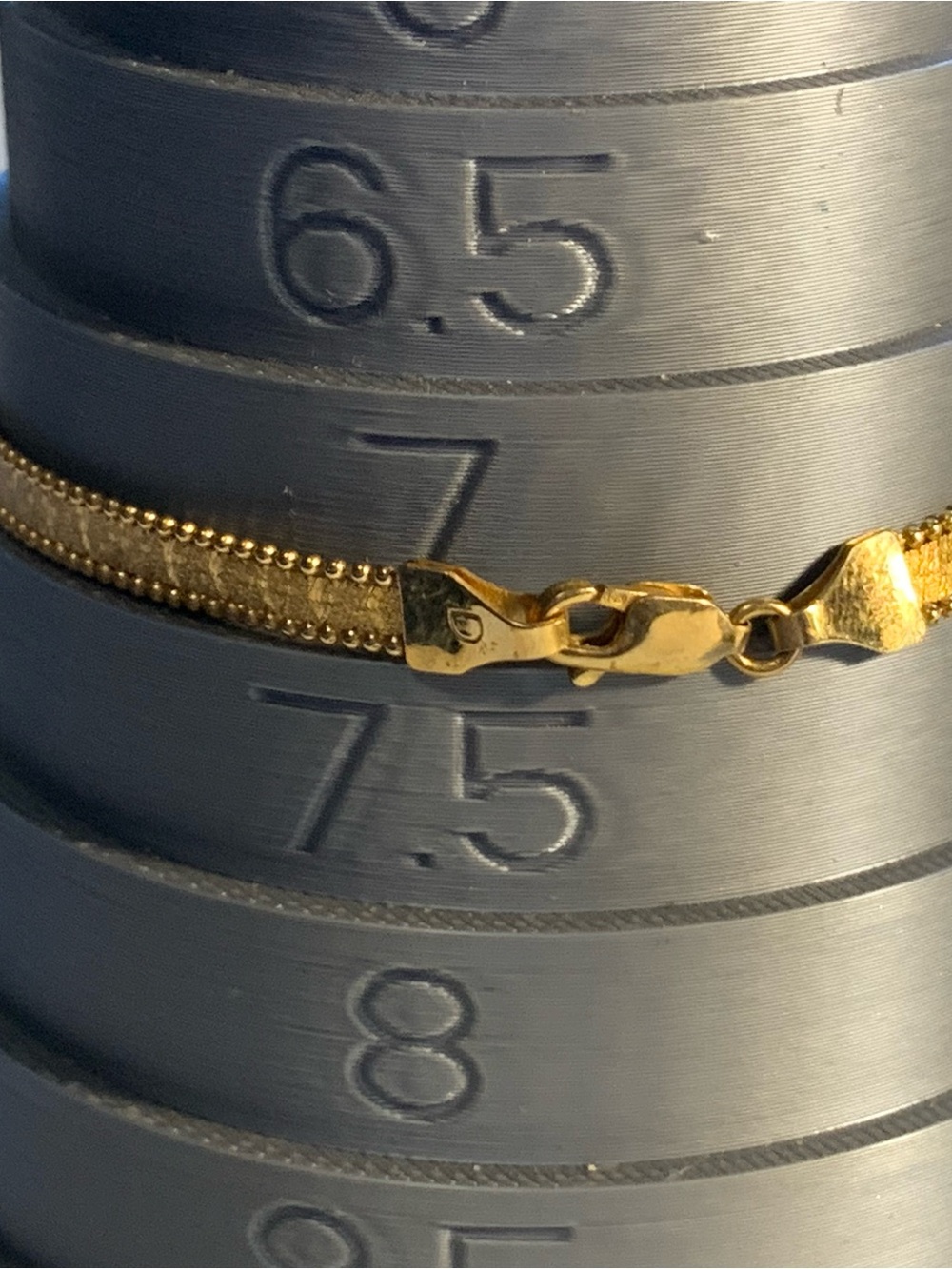 10kt Gold-tone Women's Herringbone Bracelet - Elegant Gold Jewelry 3 grams.